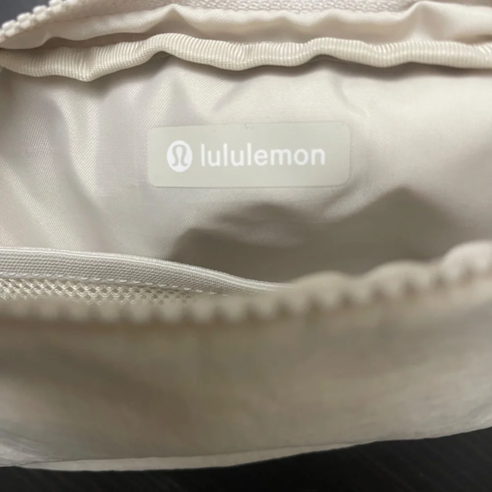 Lululemon Everywhere Belt Bag White Opal - Picture 4 of 5